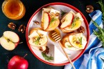 Crostini de queso brie, manzana y miel