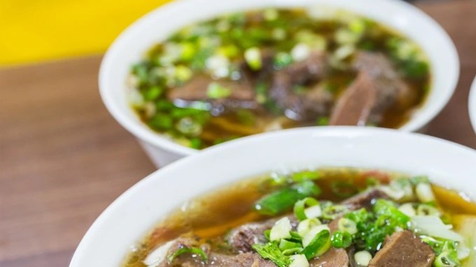 Guiso de fideos con carne y verduras