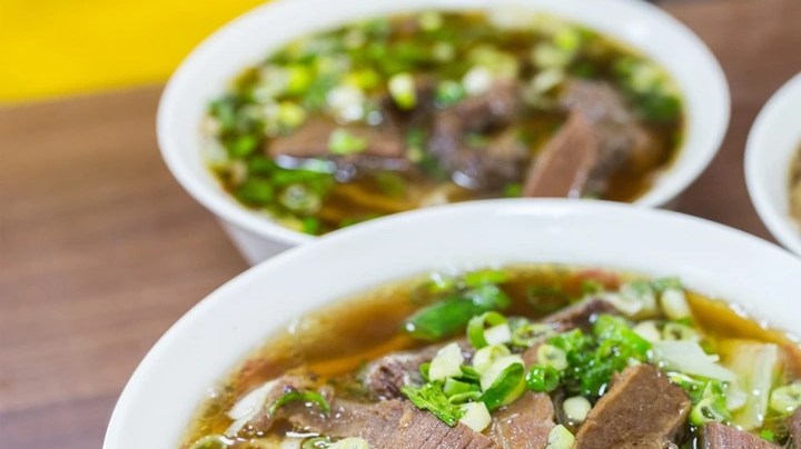Guiso de fideos con carne y verduras