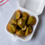 Buñuelos de matcha en una bandeja
