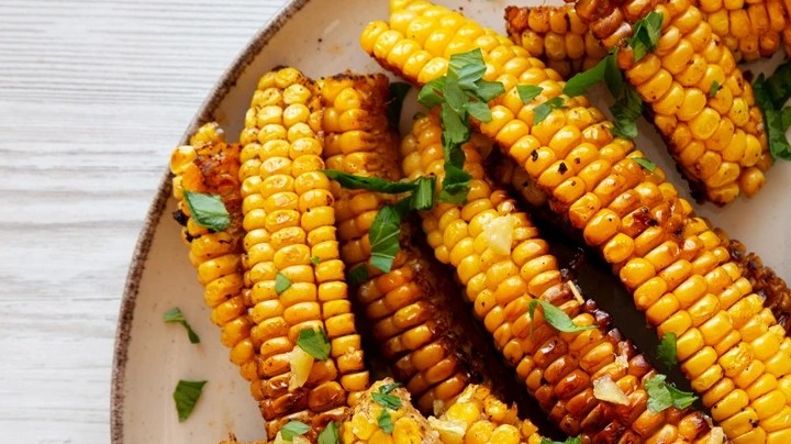 Costillas de maíz con salsa en un plato blanco