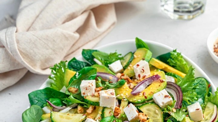 Ensalada de aguacate, queso feta y cebolla encurtida