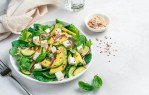 Ensalada de aguacate, queso feta y cebolla encurtida
