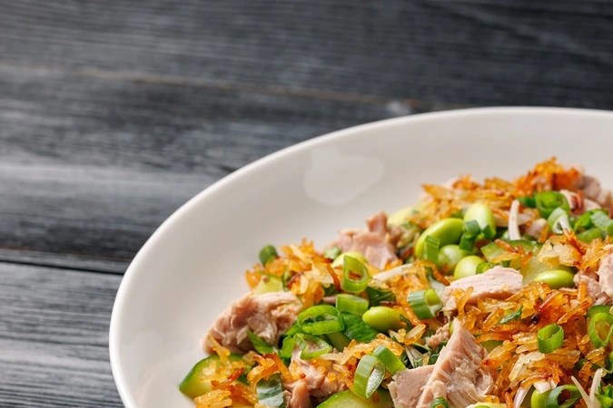 ensalada de atún con arroz crispy