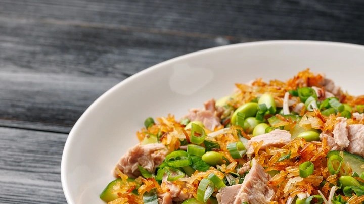 ensalada de atún con arroz crispy