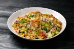 ensalada de atún con arroz crispy