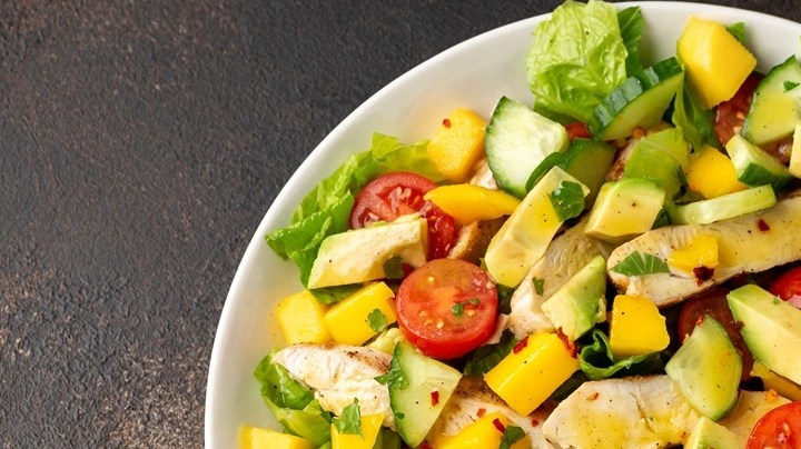 ensalada de pepino con aguacate y mango