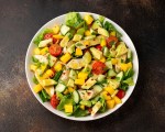 ensalada de pepino con aguacate y mango