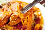 Guiso de fideos con pollo y verduras