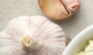 mantequilla batida con miel picante y hierbas