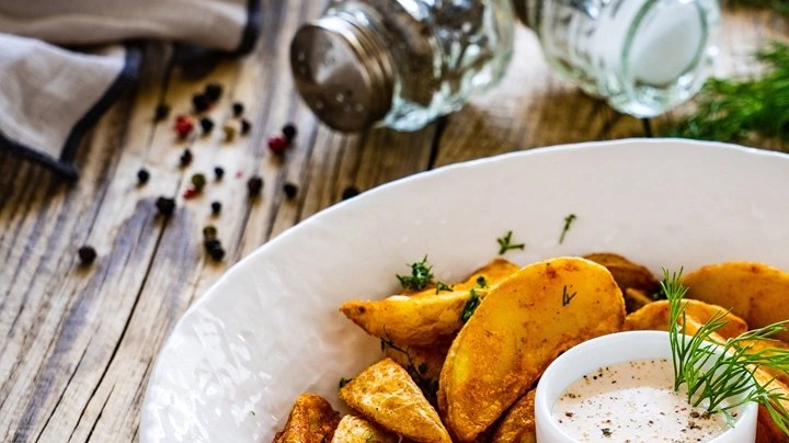 papas crujientes con salsa de yogur y hierbas