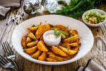 papas crujientes con salsa de yogur y hierbas