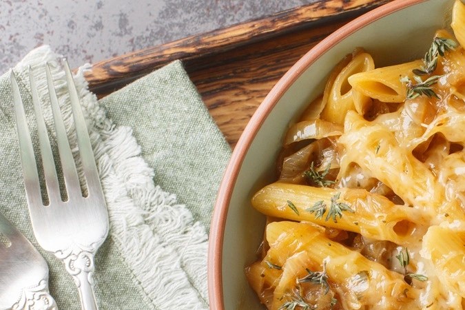 pasta con cebolla caramelizada y queso crema