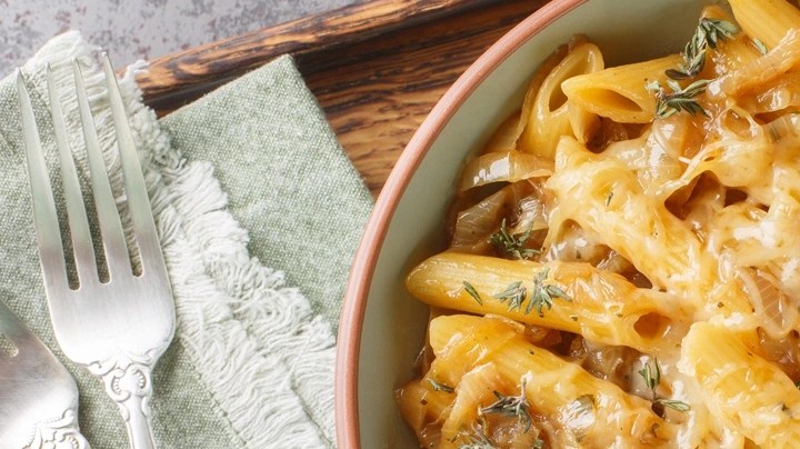pasta con cebolla caramelizada y queso crema