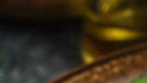 Ensalada de pepino con limón en una cazuela sobre una mesa gris