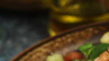 Ensalada de pepino con limón en una cazuela sobre una mesa gris