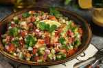 Ensalada de pepino con limón en una cazuela sobre una mesa gris