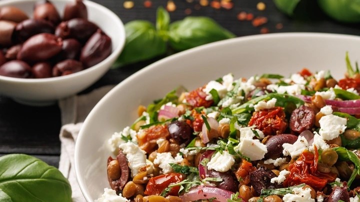 Ensalada tibia de lentejas, feta y hierbas