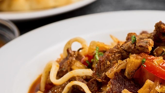 Guiso de fideos con papa y carne