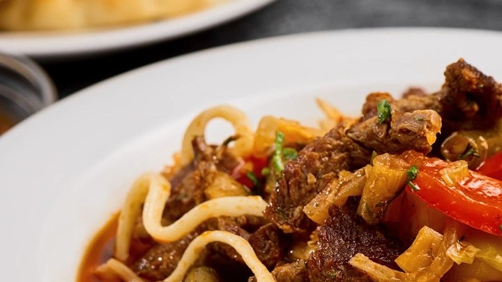 Guiso de fideos con papa y carne