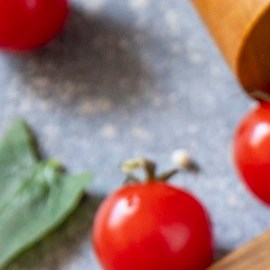 Huevos al horno con queso feta y tomates