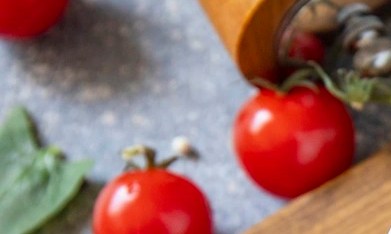 Huevos al horno con queso feta y tomates