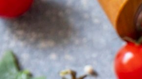 Huevos al horno con queso feta y tomates