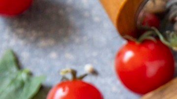 Huevos al horno con queso feta y tomates