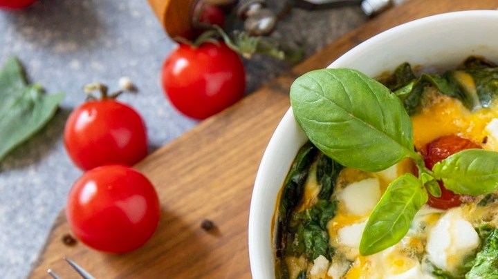 Huevos al horno con queso feta y tomates