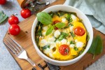 Huevos al horno con queso feta y tomates
