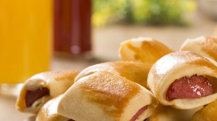 Un plato con saussages rolls o rollos de salchichas