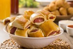 Un plato con saussages rolls o rollos de salchichas