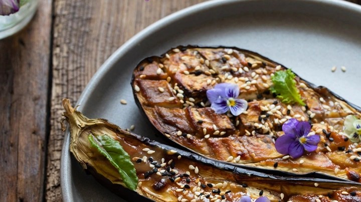 berenjenas glaseadas con miso y sésamo