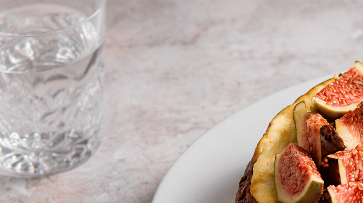 Cheesecake de higos en un plato blanco