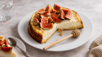 Cheesecake de higos en un plato blanco