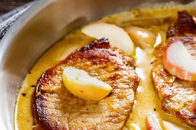 chuletas de cerdo con salsa de manzana