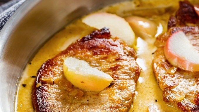 chuletas de cerdo con salsa de manzana