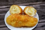 Croquetas de calabaza y queso en un plato blanco sobre una mesa de madera