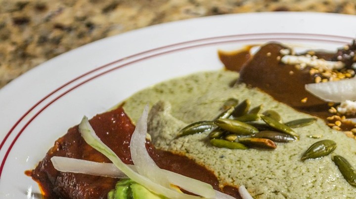 Enmoladas de mole verde