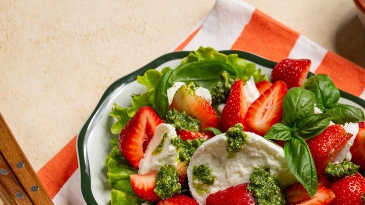 ensalada de fresas, burrata y albahaca