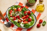 ensalada de fresas, burrata y albahaca