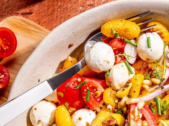 Ensalada de ñoquis crujientes