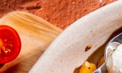 Ensalada de ñoquis crujientes