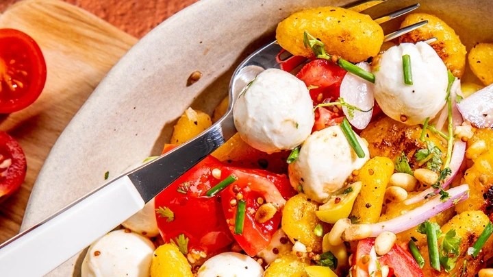 Ensalada de ñoquis crujientes