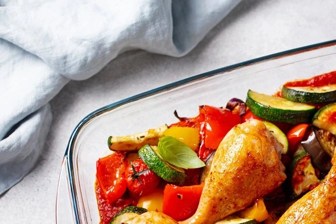 Muslos de pollo con verduras al horno