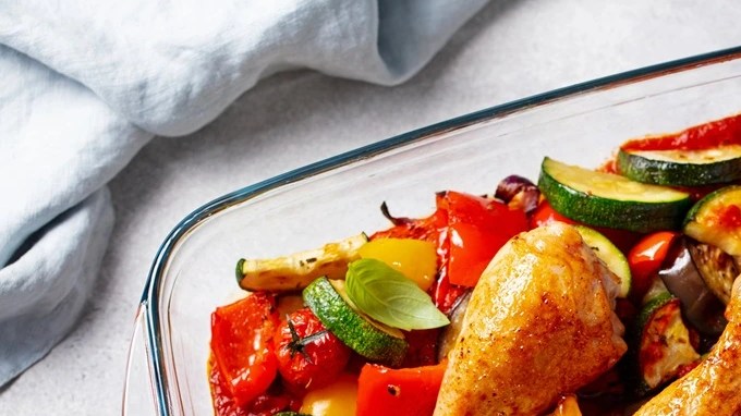 Muslos de pollo con verduras al horno