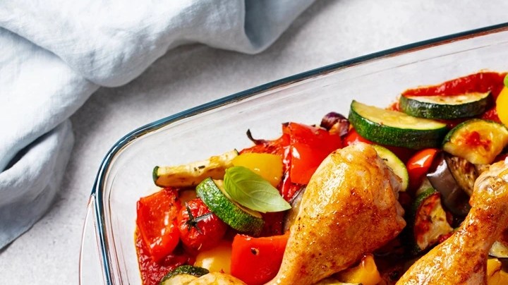 Muslos de pollo con verduras al horno