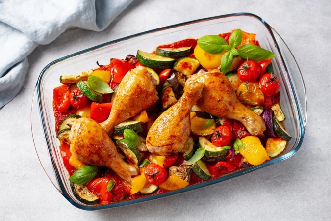Muslos de pollo con verduras al horno