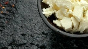 Ensalada de orzo con feta, espinacas y tomates secos