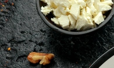 Ensalada de orzo con feta, espinacas y tomates secos